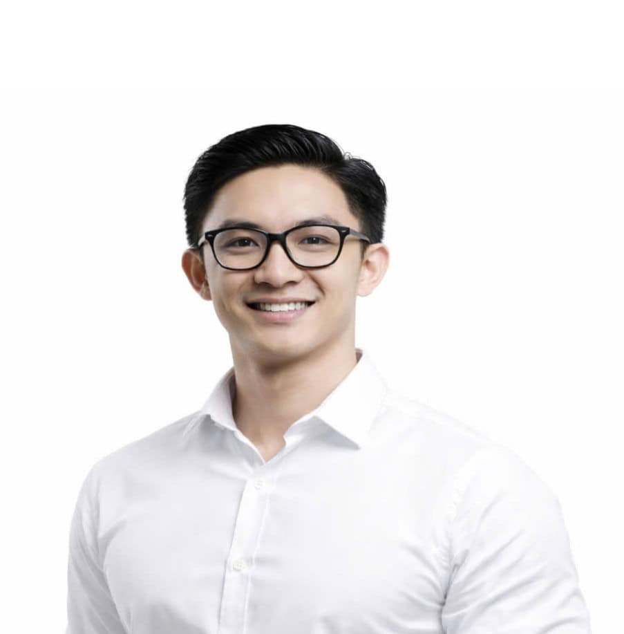 Về chúng tôi 36 Người đàn ông trẻ tuổi, chuyên nghiệp, cười tươi trong trang phục công sở trắng.