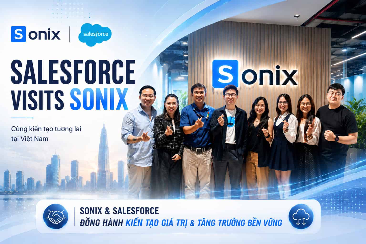 Nhóm người chụp ảnh tại sự kiện Salesforce thăm Sonix ở Việt Nam.